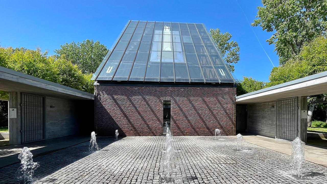Wassersprudler vor Autobahnkirche Wassersprudler vor Autobahnkirche mit Glascach