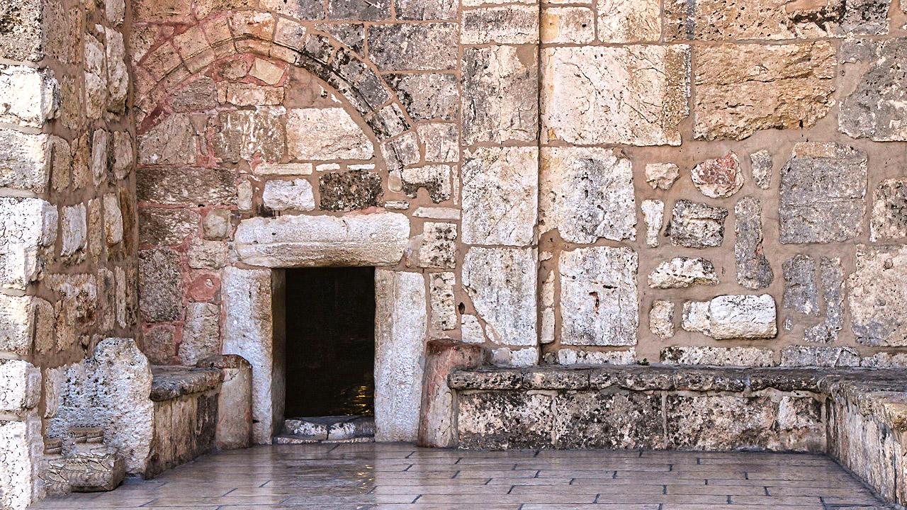 Geburtskirche Niedriger Durchgang inmitten sehr dicker Mauern