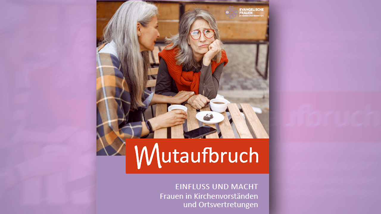 Zwei Frauen sitzen an einem Holztisch im Freien mit Kaffee und Kuchen; eine spricht zugewandt, die andere schaut nachdenklich und stützt den Kopf auf die Hand. Auf dem Bild steht der Titel „Mutaufbruch“ sowie der Untertitel „Einfluss und Macht – Frauen in Kirchenvorständen und Ortsvertretungen“, daneben das Logo der Evangelischen Frauen in Hessen und Nassau.