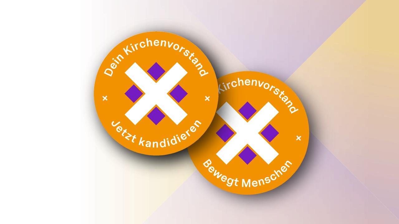 Zwei goldene, runde Buttons mit weißem Kreuzsymbol und violetten Rauten, beschriftet mit „Dein Kirchenvorstand – Jetzt kandidieren“ und „Kirchenvorstand – Deine Wahl“, vor einem pastellfarbenen geometrischen Hintergrund.