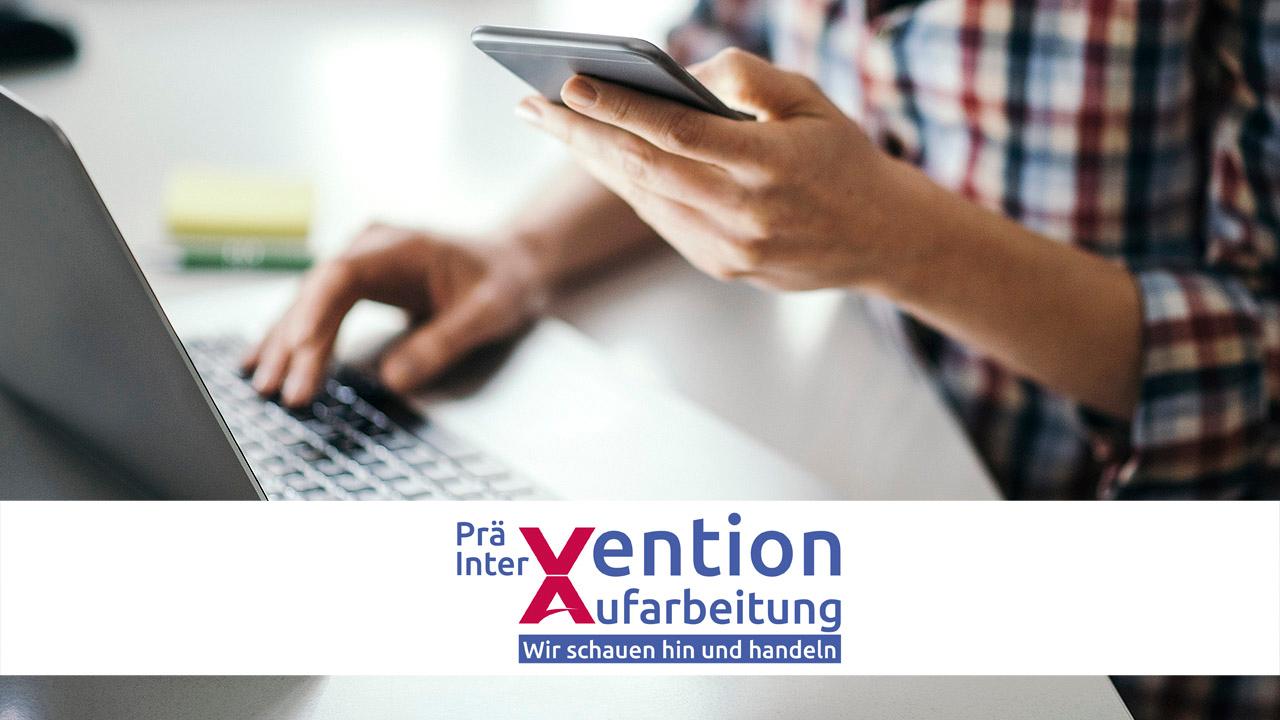 Laptop und Logo: Prävention, Intervention, Aufarbeitung