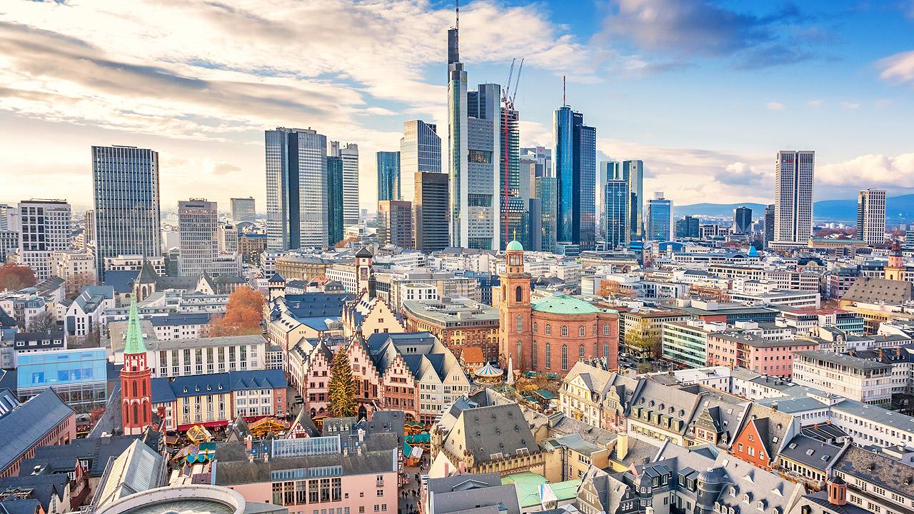 Skyline von Frankfurt am Main, im Vordergrund der Römerberg mit Kirchen, im Hintergrund die Wolkenkratzer