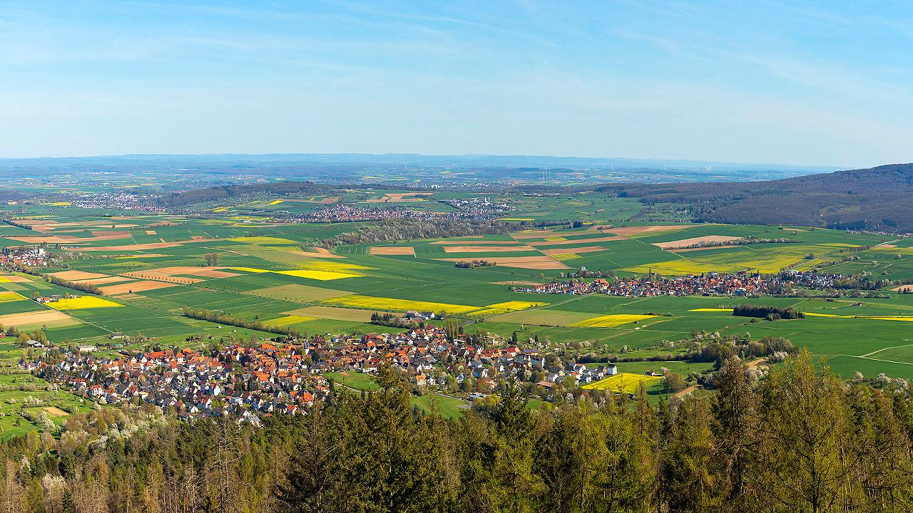 Propstei Oberhessen Kleinstadt aus der Vogelperspektive, umgeben von Feldern