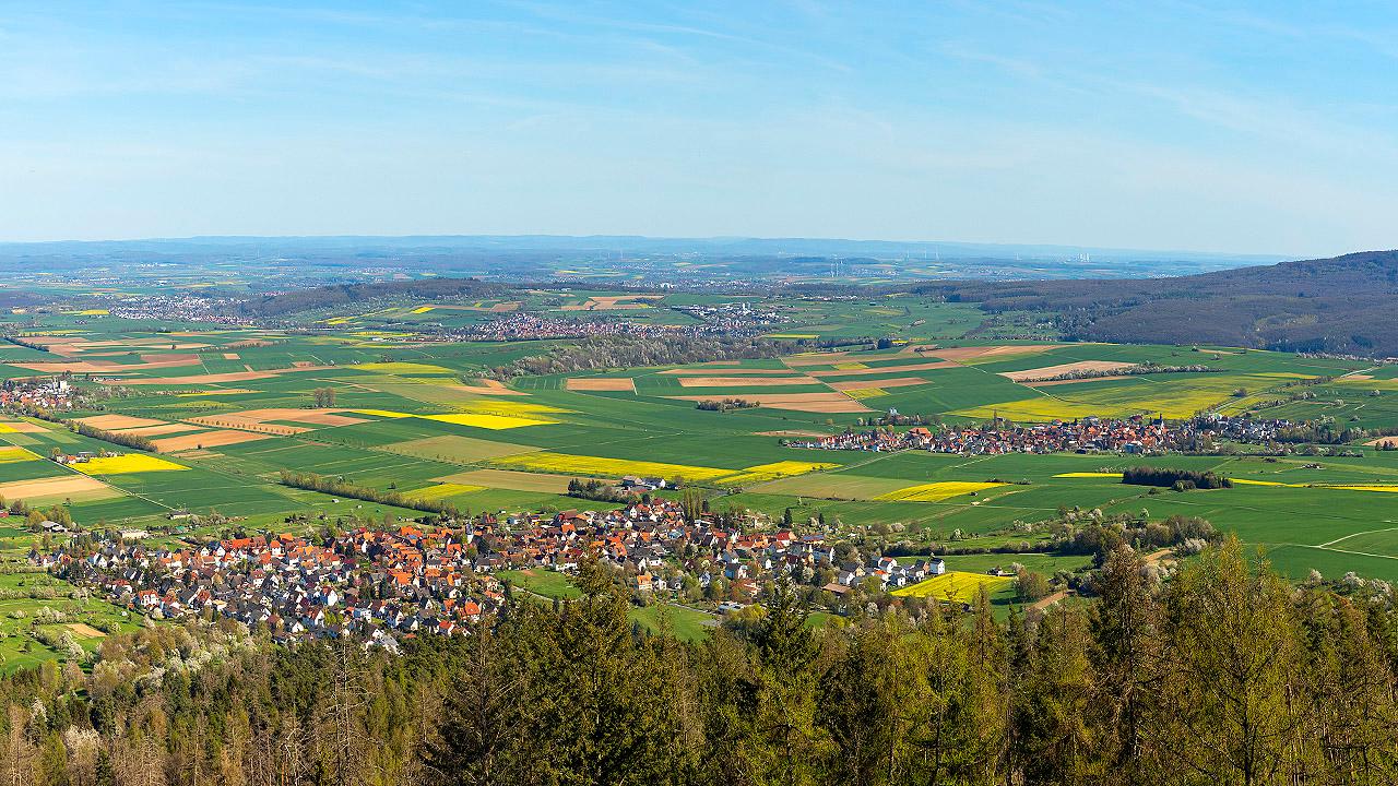 Kleinstadt aus der Vogelperspektive, umgeben von Feldern