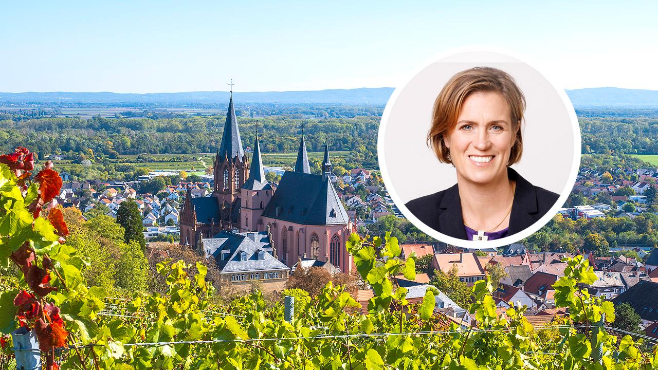 Große Kirche inmitten von Weinbergen, im Hintergrund eine Kleinstadt, daneben ein Frauenportrait