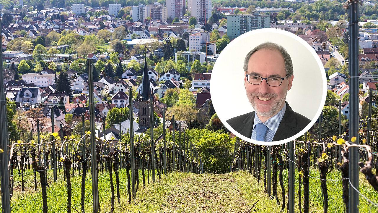 Weinberge mit Blick auf eine Stadt, daneben ein Männerportrait