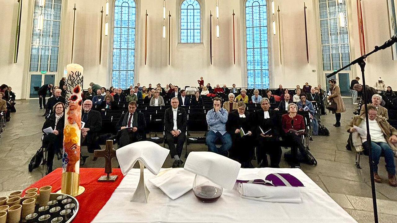 Gottesdienst in der Paulskirche Gottesdienstbesucher und abgedecktes Abendmahl auf dem Altar