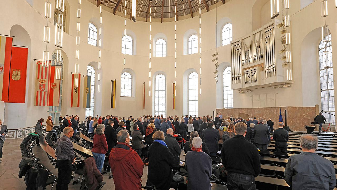 Frankfurter Paulskirche Gottesdienstbesucher in der Paulskirche
