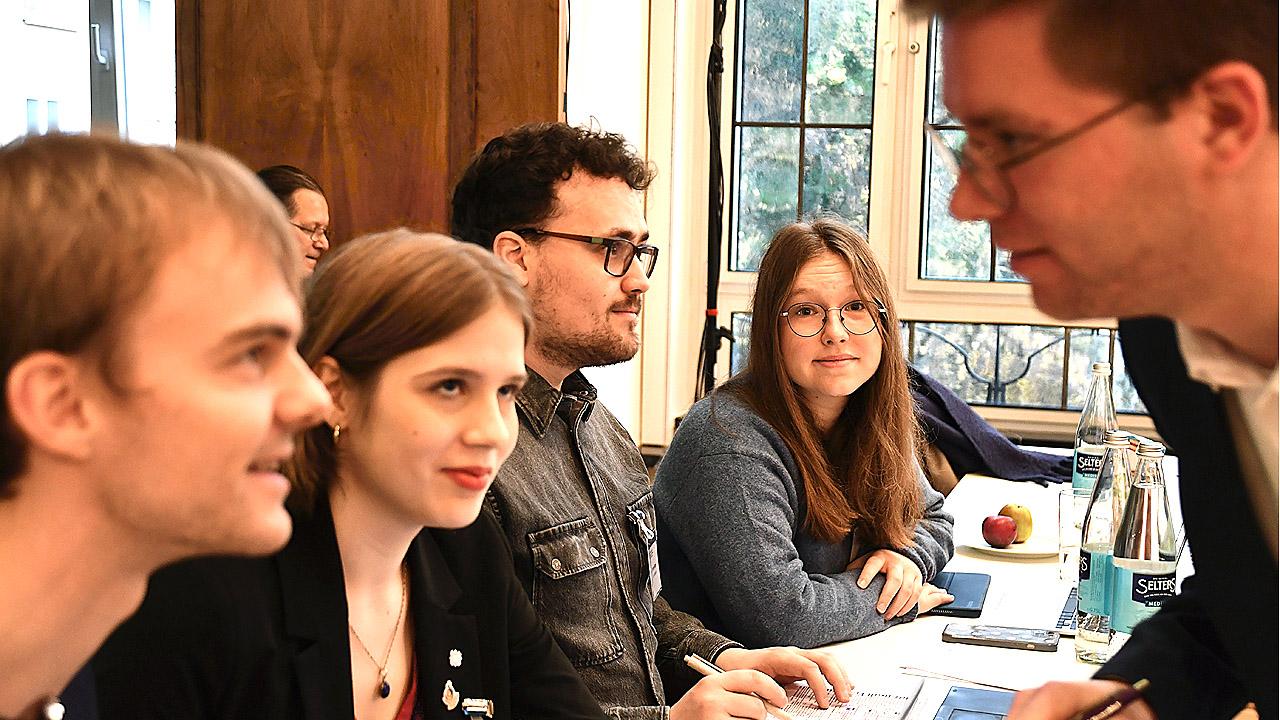 Jugenddelegierte   Jugenddelegierte im Gespräch