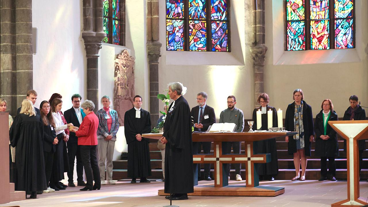 Abendmahl Abendmahl - Menschen stehen um den Altar