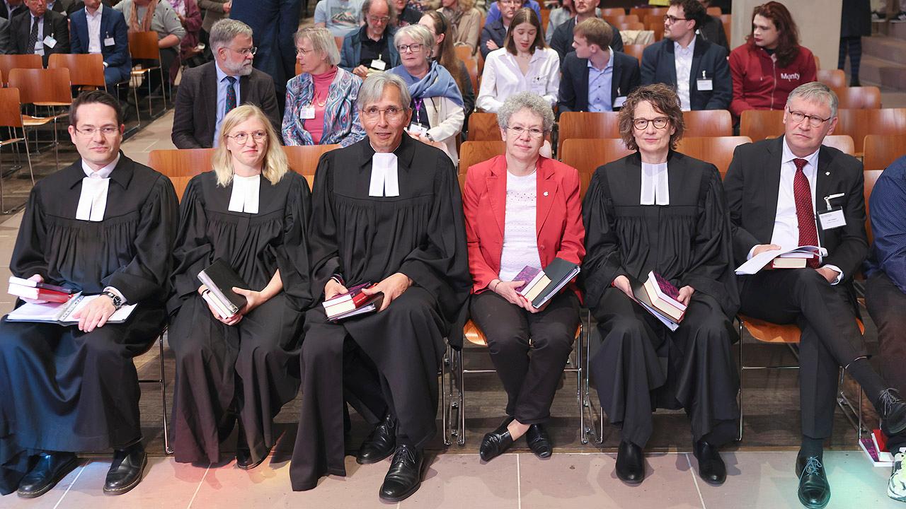 Gottesdienst, Leitende (Leitende) Geistliche und Präses in der ersten Reihe im Kirchenschiff