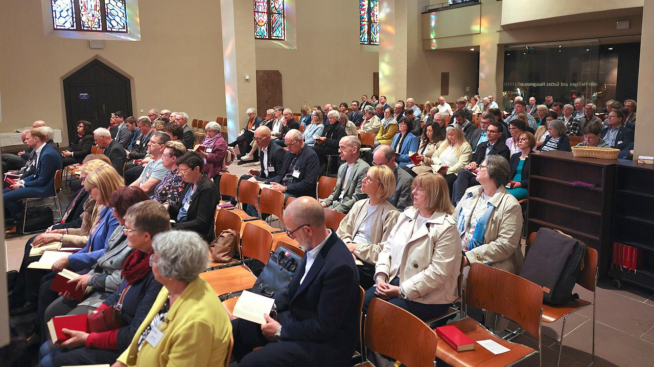 Gottesdienstbesuchende Viele Gottesdienstbesucher