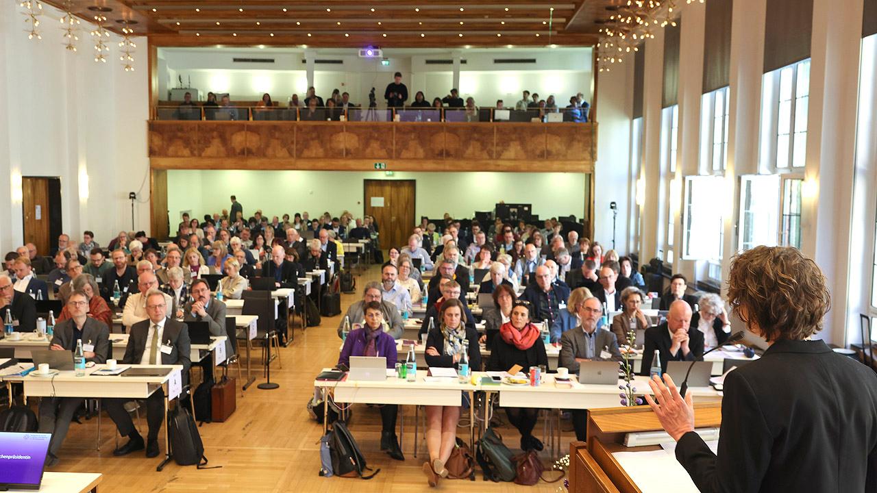 Synodenplenum Synodenplenum mit Kirchenpräsidentin von hinten