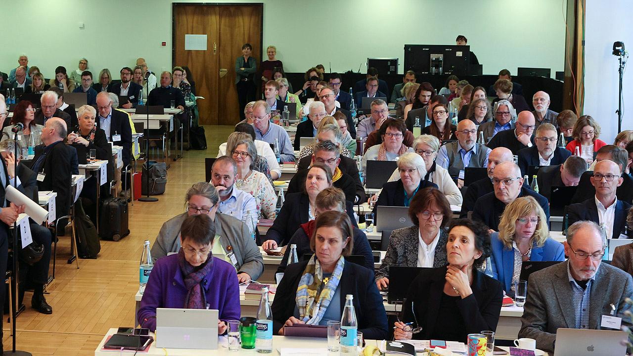 Synodale im Plenum
