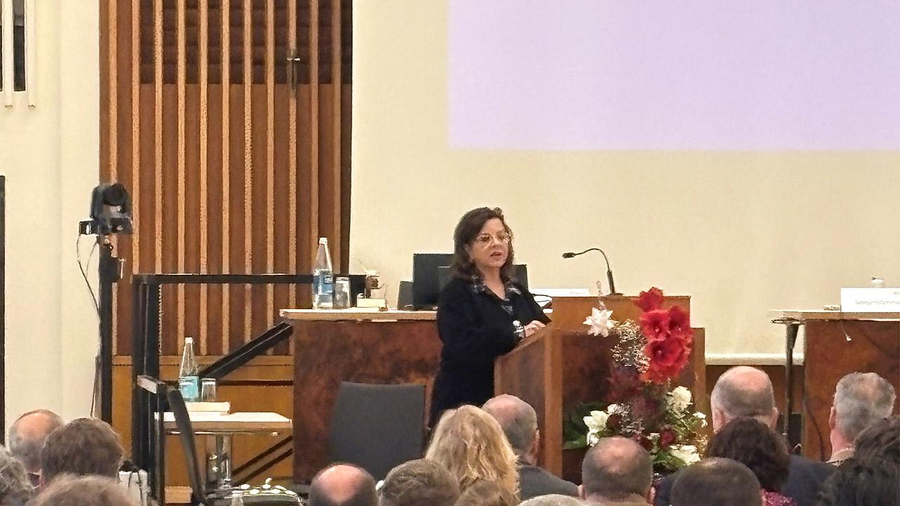 Hiam Abu-Dayeh am Rednerpult vor der Synode