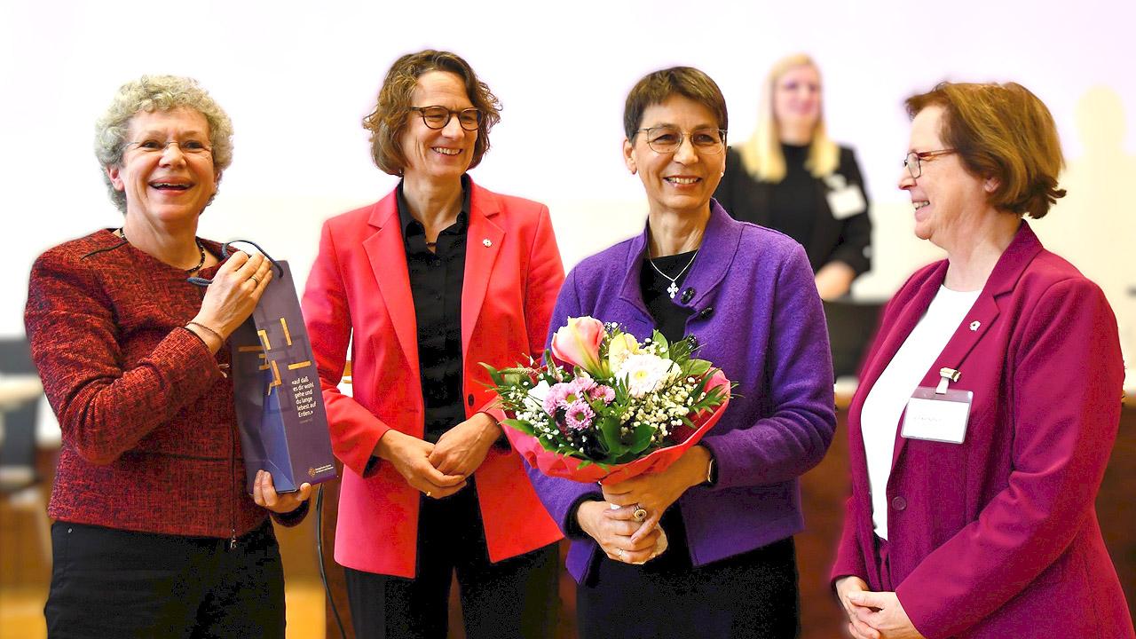 Gratulation Pröpstin Sabine Bertram-Schäfer Gruppenbild mit Sabine Bertram-Schäfer