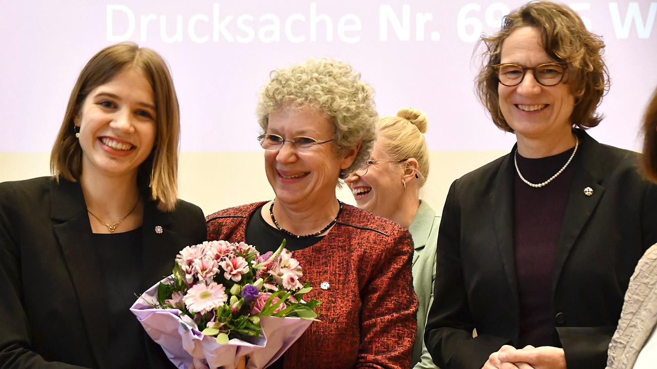 Gratulation Hannah Ferber Gruppenbild mit Blumenstrauß
