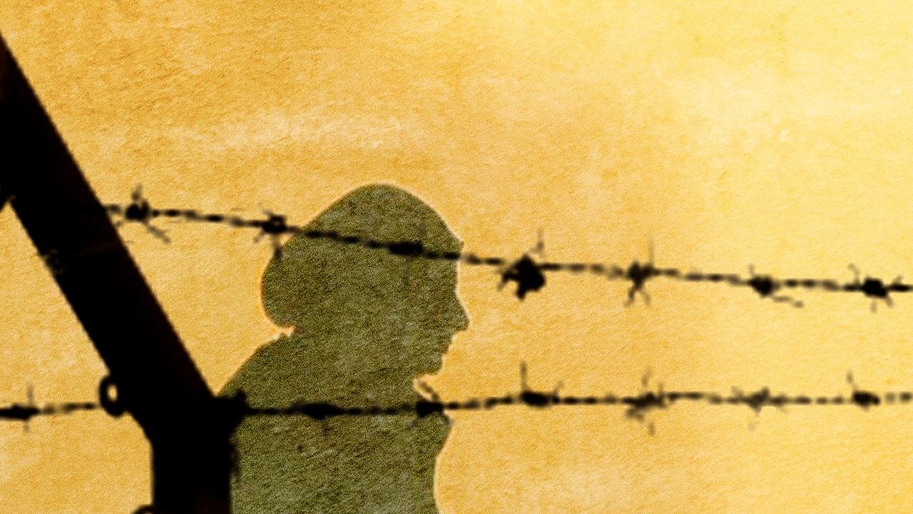 Stacheldraht und Silhouette einer Frau