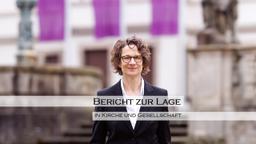 Kirchenpräsidentin vor der Kirchenverwaltung, davor die Schrift: Bericht zur Lage in Kirche und Gesellschaft