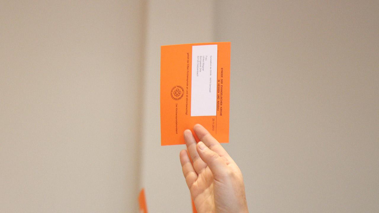 Orangene Karte wird zur Abstimmung gehoben