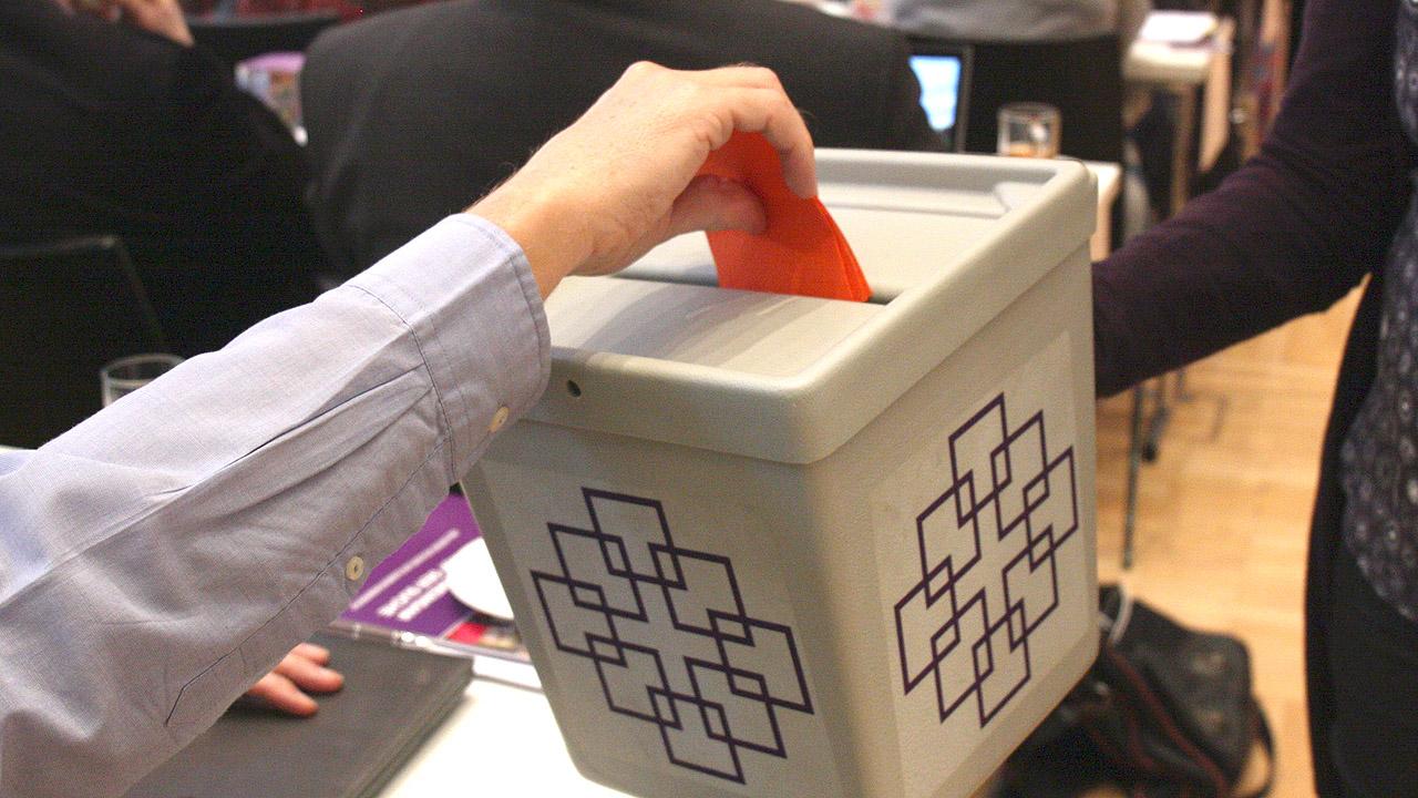 Wahlurne auf der Synode