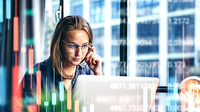 Eine Frau rechnet am Laptop