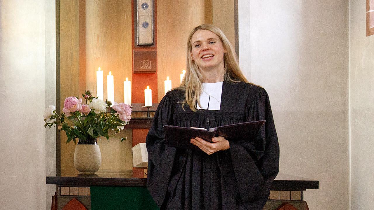 Pfarrerin im Gottesdienst