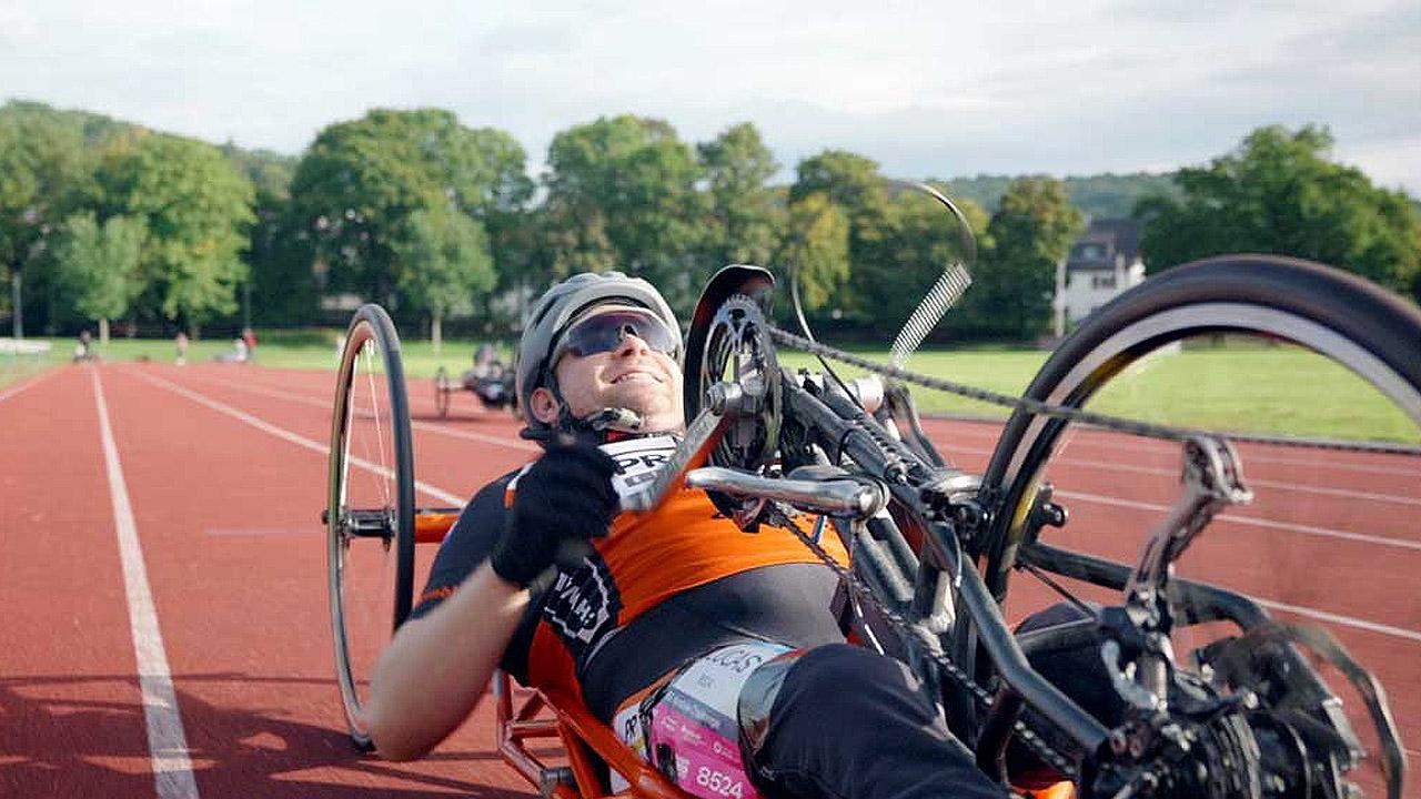 Mann liegend auf dem Handbike