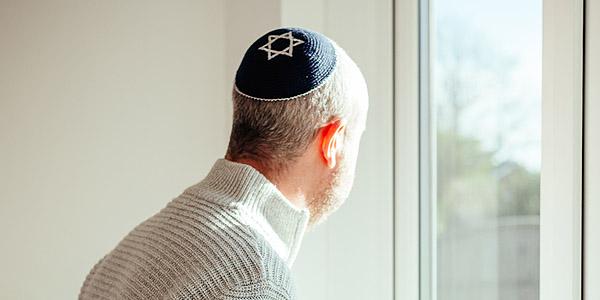 Jüdischer Mann am Fenster