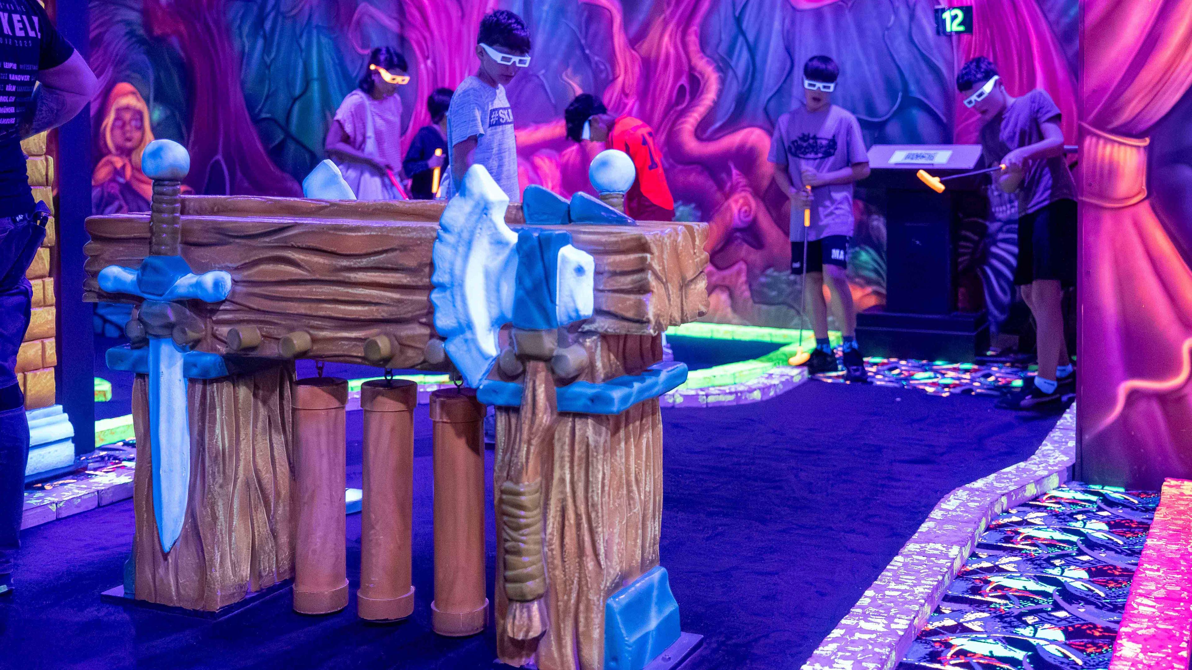 3D-Schwarzlicht-Minigolfanlage