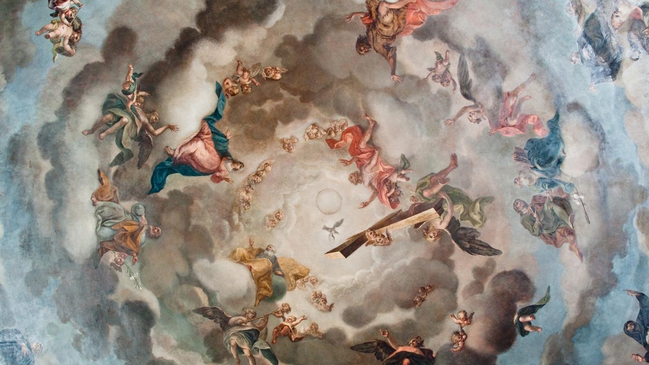Ein Gemälde an einer Decke zeigt den Himmel mit Wolken und verschiedenen Figuren