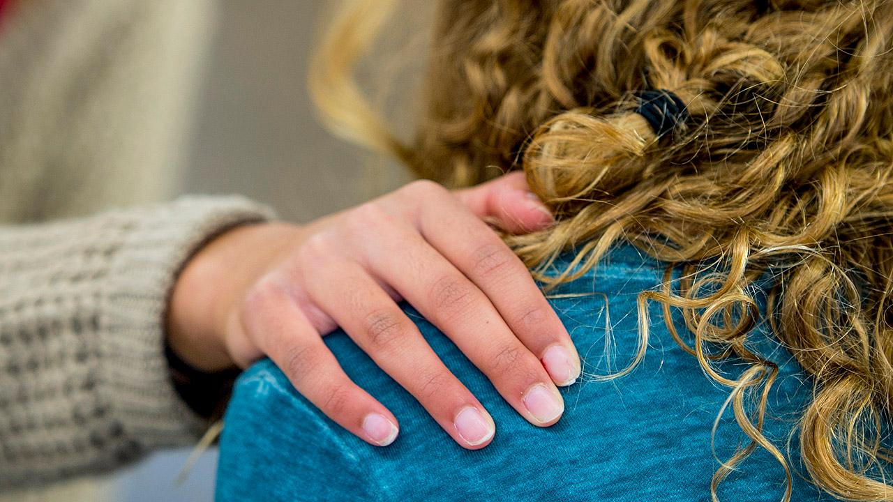 Eine Hand auf der Schulter