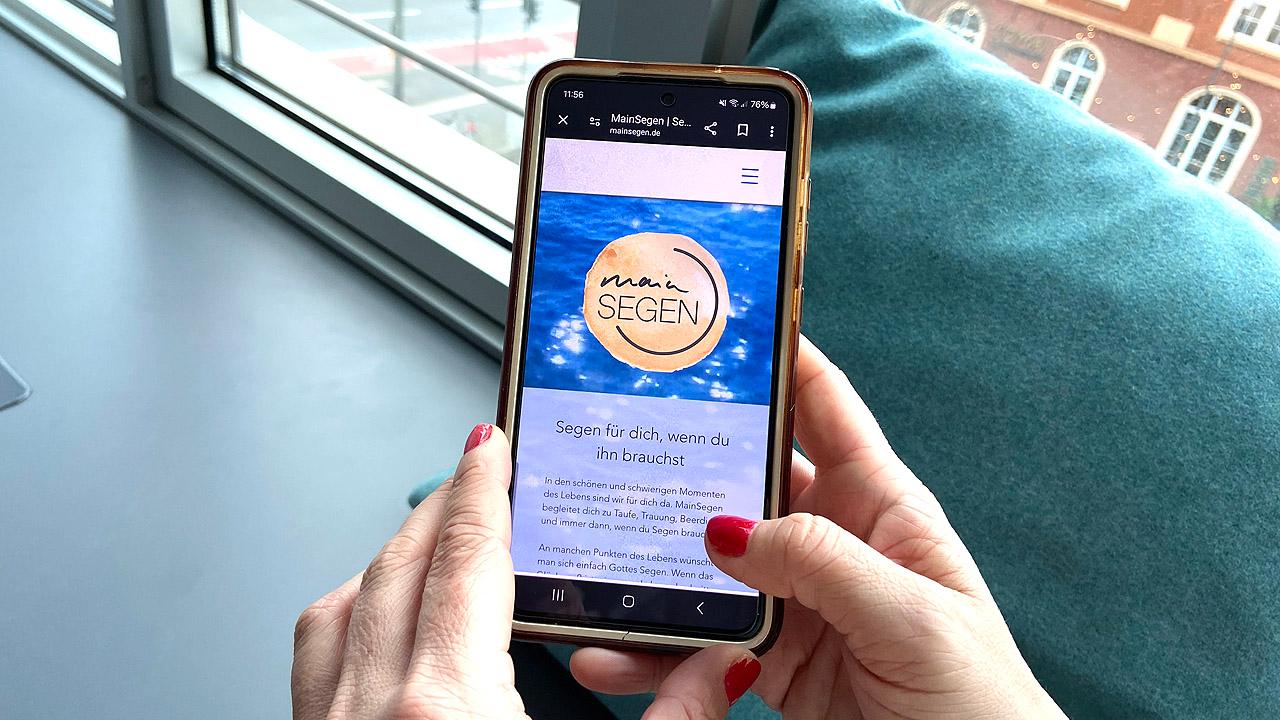 Website "MainSegen" wird auf einem Smartphone aufgerufen
