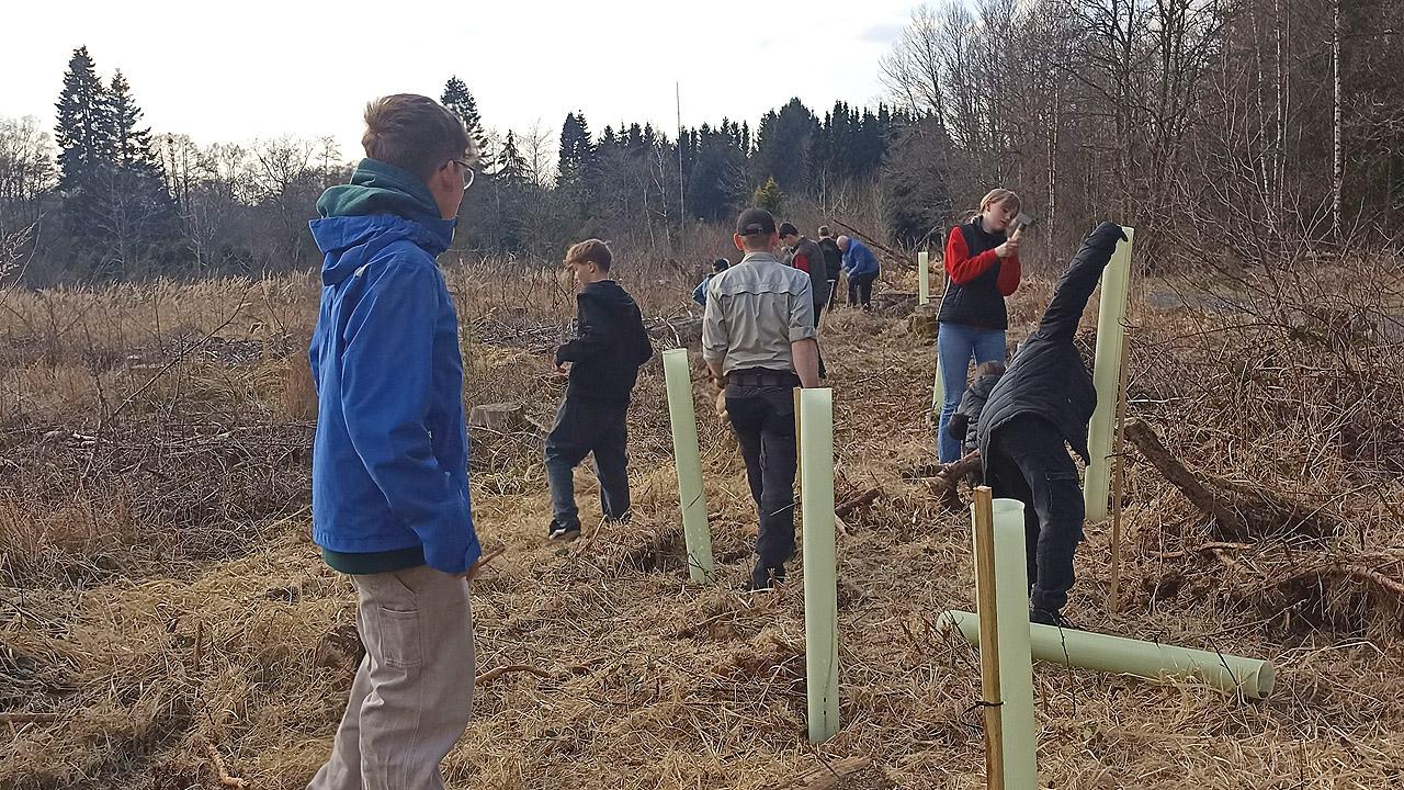Baumpflanz-Aktion Konfis pflanze Bäume