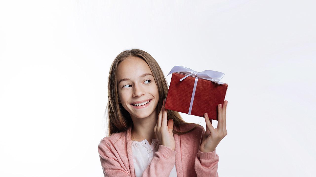Mädchen, da ein Geschenk hält