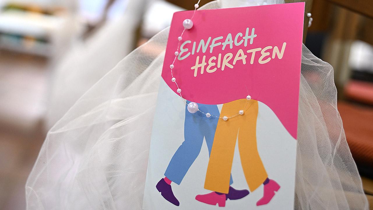 einfach heiraten Tüllstoff an Kirchenbank und Karte mit einfach heiraten