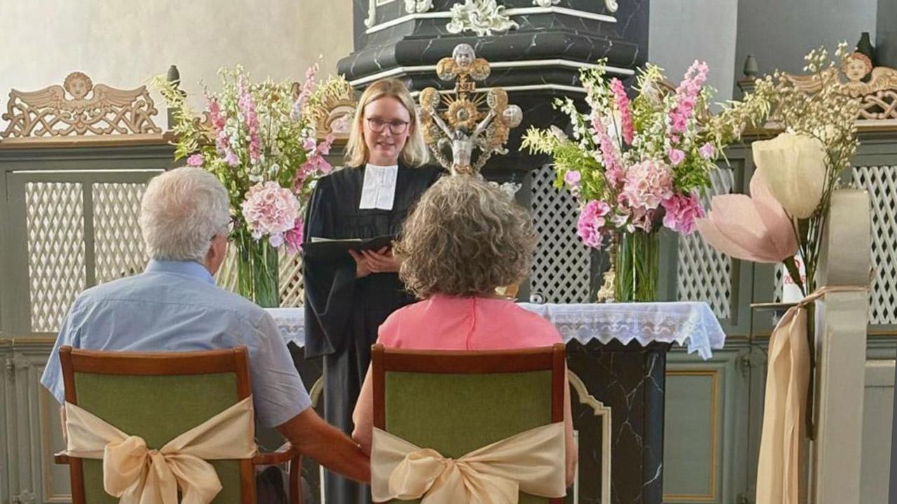 einfach heiraten Eine Pfarrerin spricht einem Paar den Segen zu