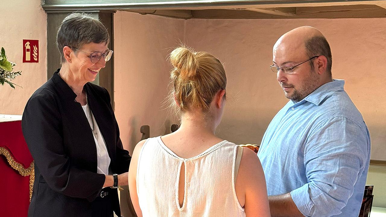 Hochzeit Eine Pfarrerin traut ein Paar