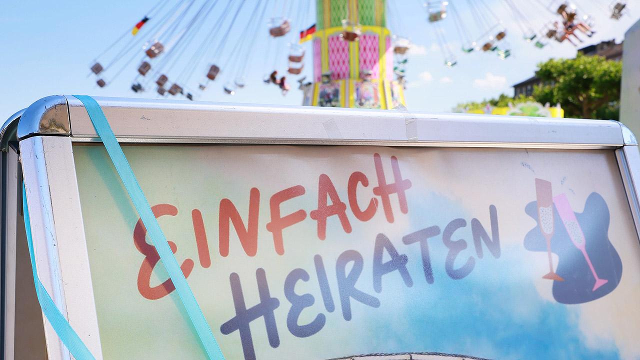Hochzeit Schrift "einfach heiraten", dahinter ein Kettenkarusell