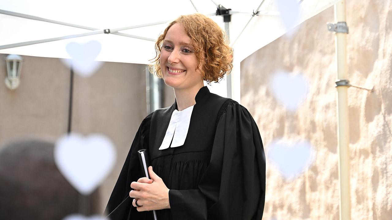 einfach heiraten Eine Pfarrerin im Talar