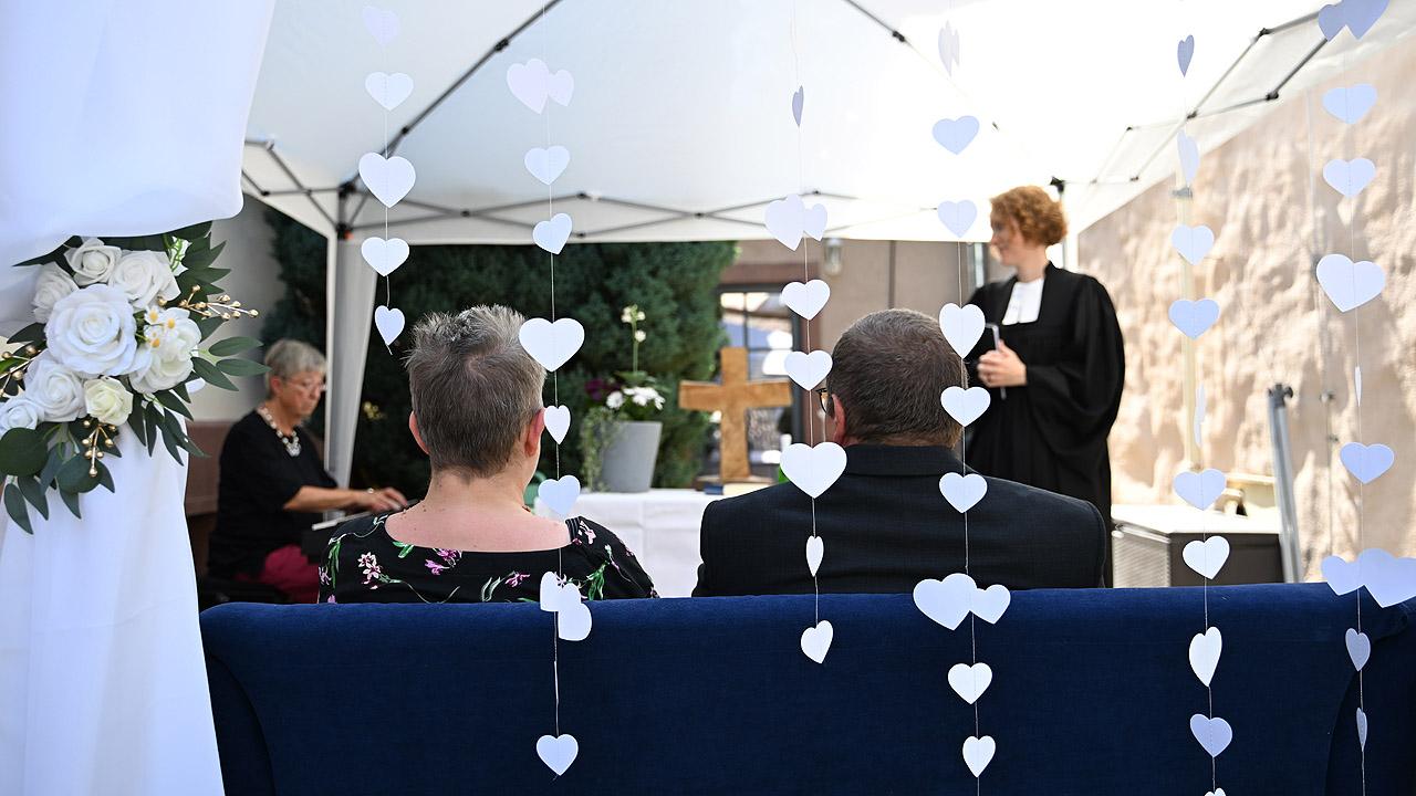 einfach heiraten Eine kirchliche Trauung, davor eine Girlande mit weißen Herzen