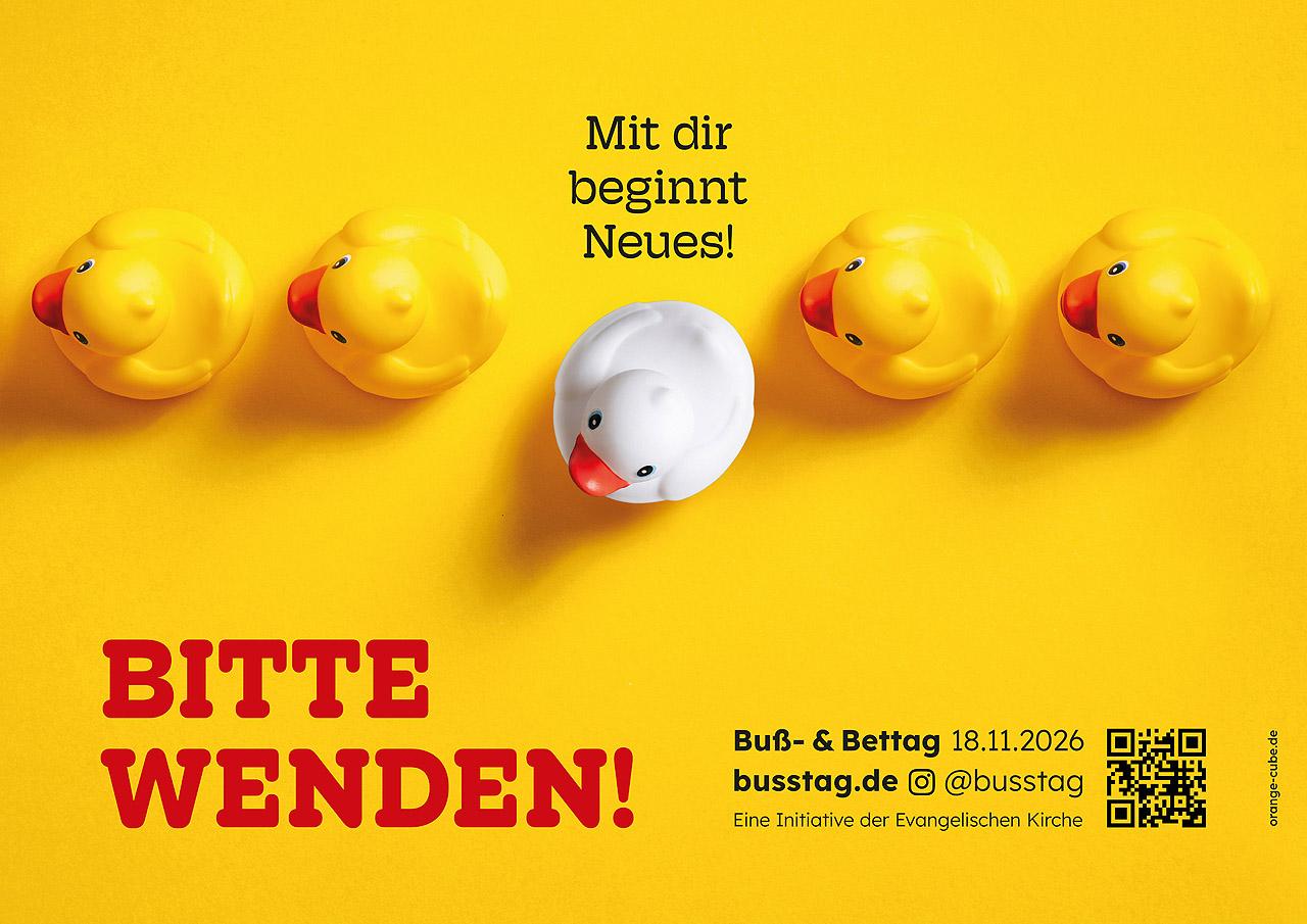 Buß- und Bettag Gelbe Quitscheenten, eine weiße Ente schert aus, ändert die Richtung