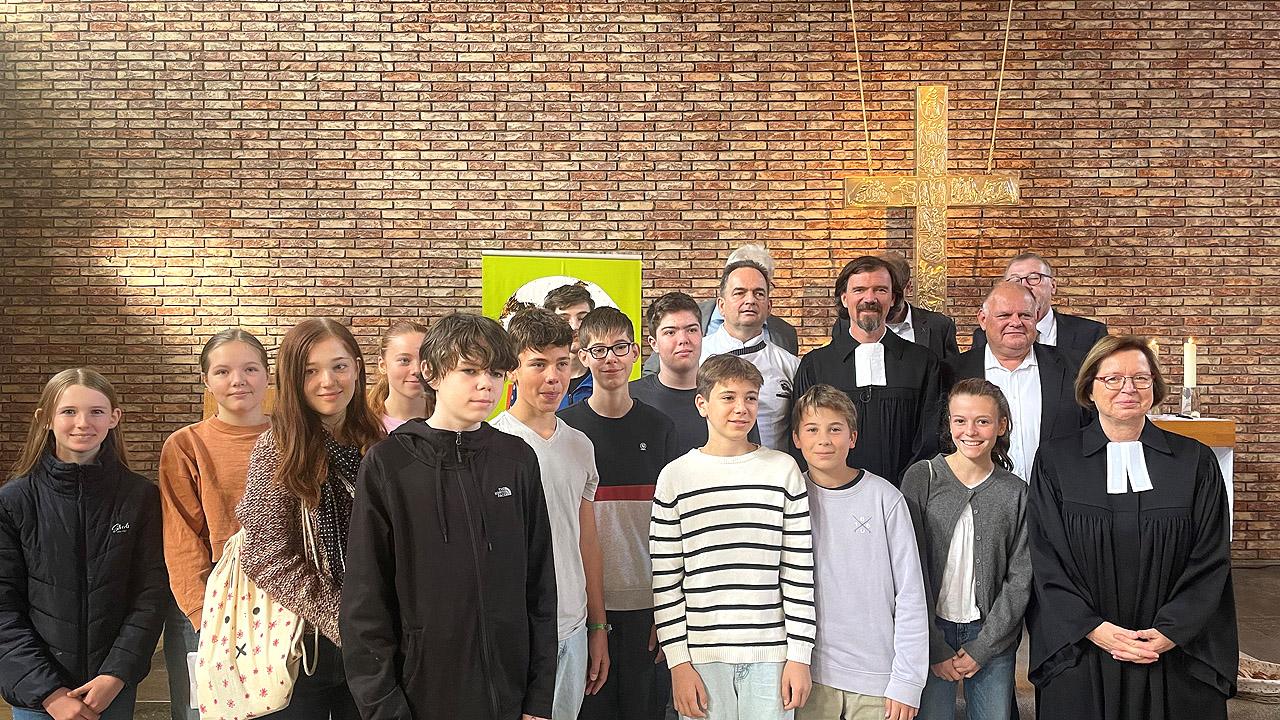 Konfirmandinnen und Konfirmanden Gruppenbild