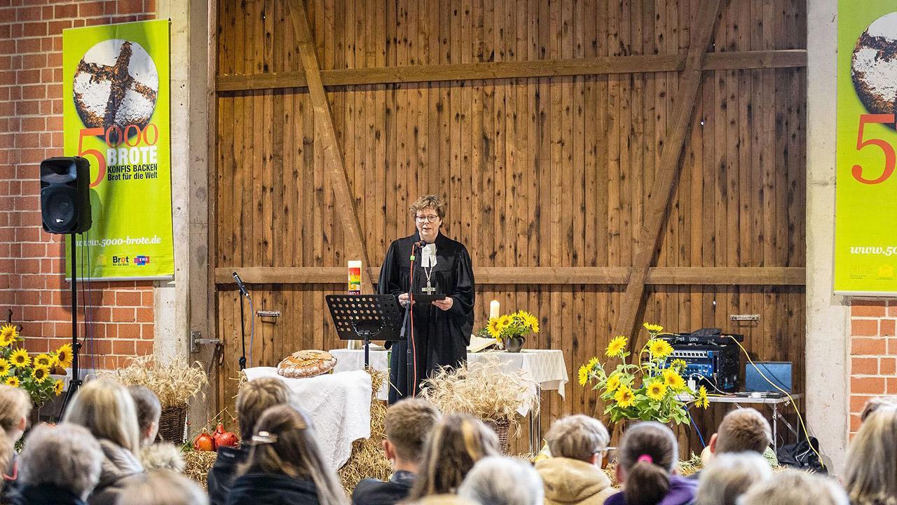 Erntedankgottesdienst mit vielen Besuchenden, vorne Bischöfin Beate Hofmann