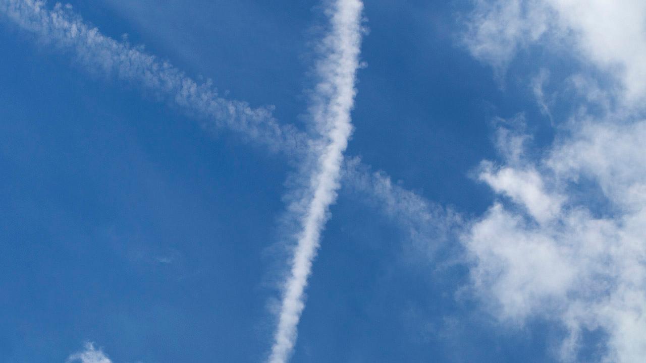 Kreuz aus Kondensstreifen am Himmel
