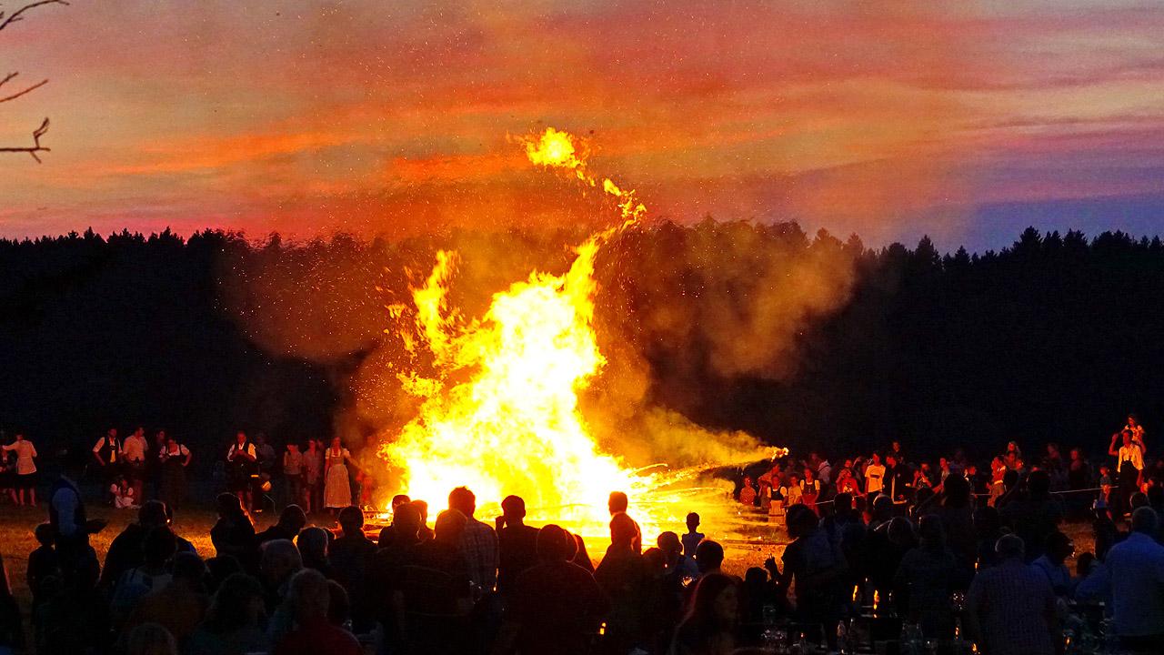 Johannisfeuer Großes Feuer