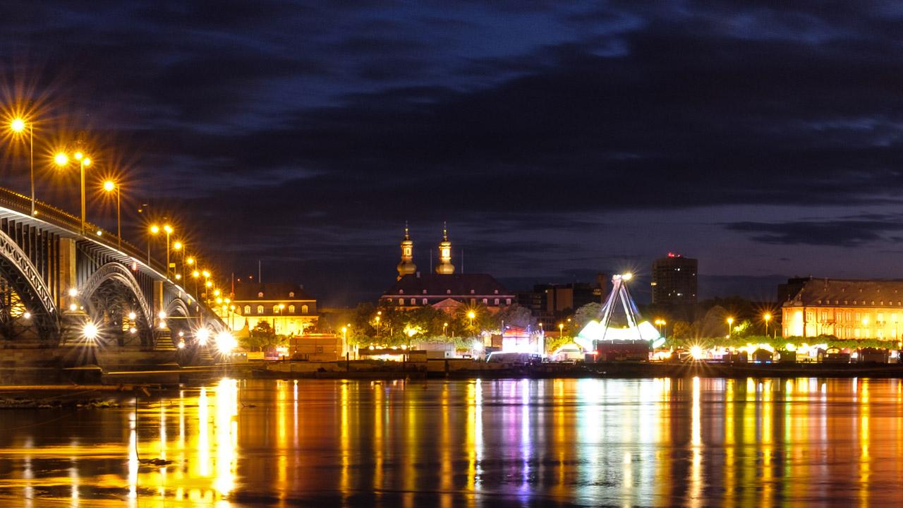 Johannisfest Mainz am Rhein bei Nacht: Beleuchtetes Ufer mit Fahrgeschäften