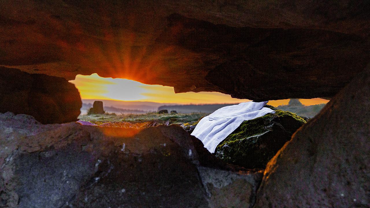Auferstehung Sonne scheint in eine leere Felsenhöhle