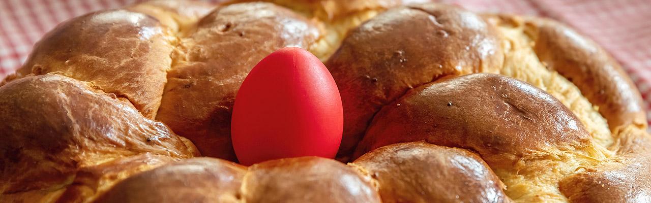 Osterkranz Gebackener, geflochtener Osterkranz mit rotem Ei in der Mitte