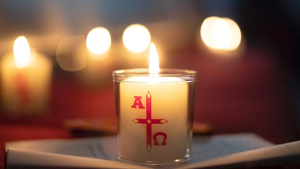 Kleine Osterkerze Eine kleine, brennende Osterkerze